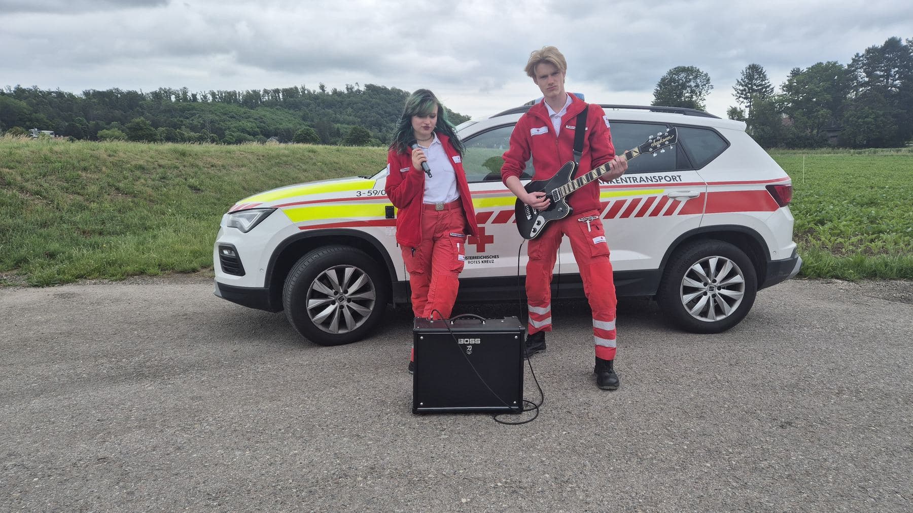 Band mit Verstärker im Vordergrund