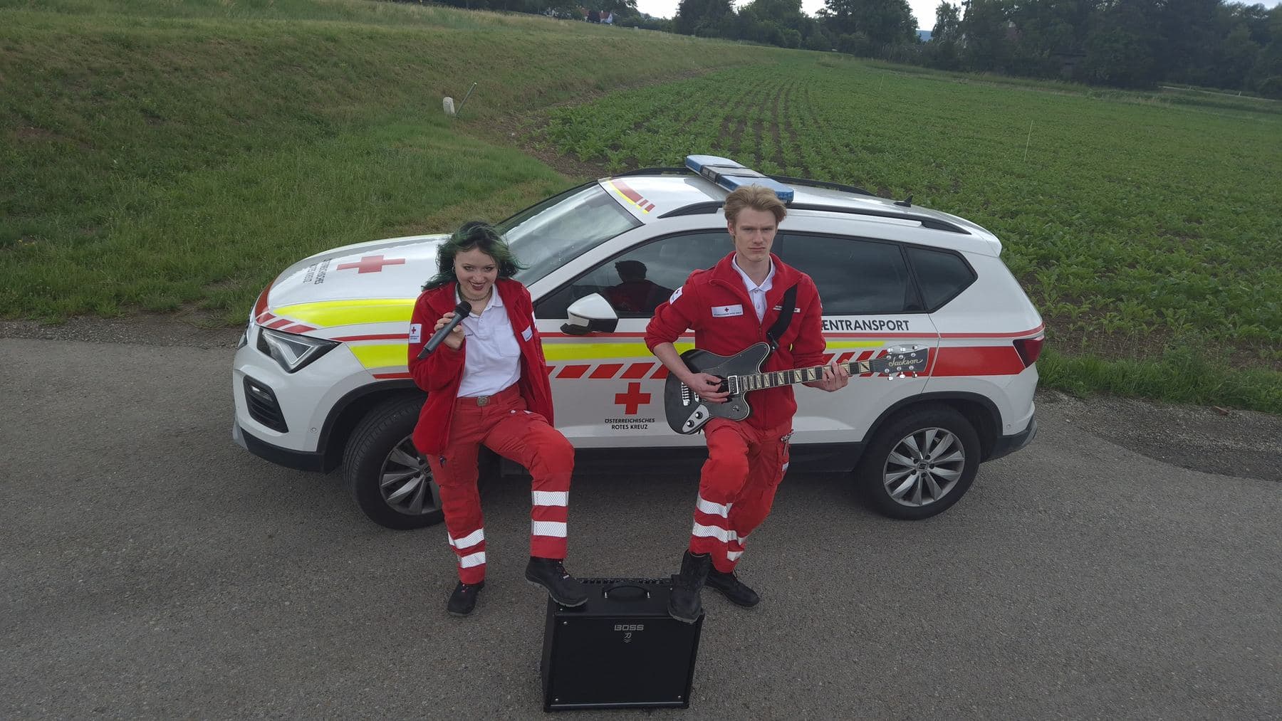 Duo vor dem Einsatzfahrzeug