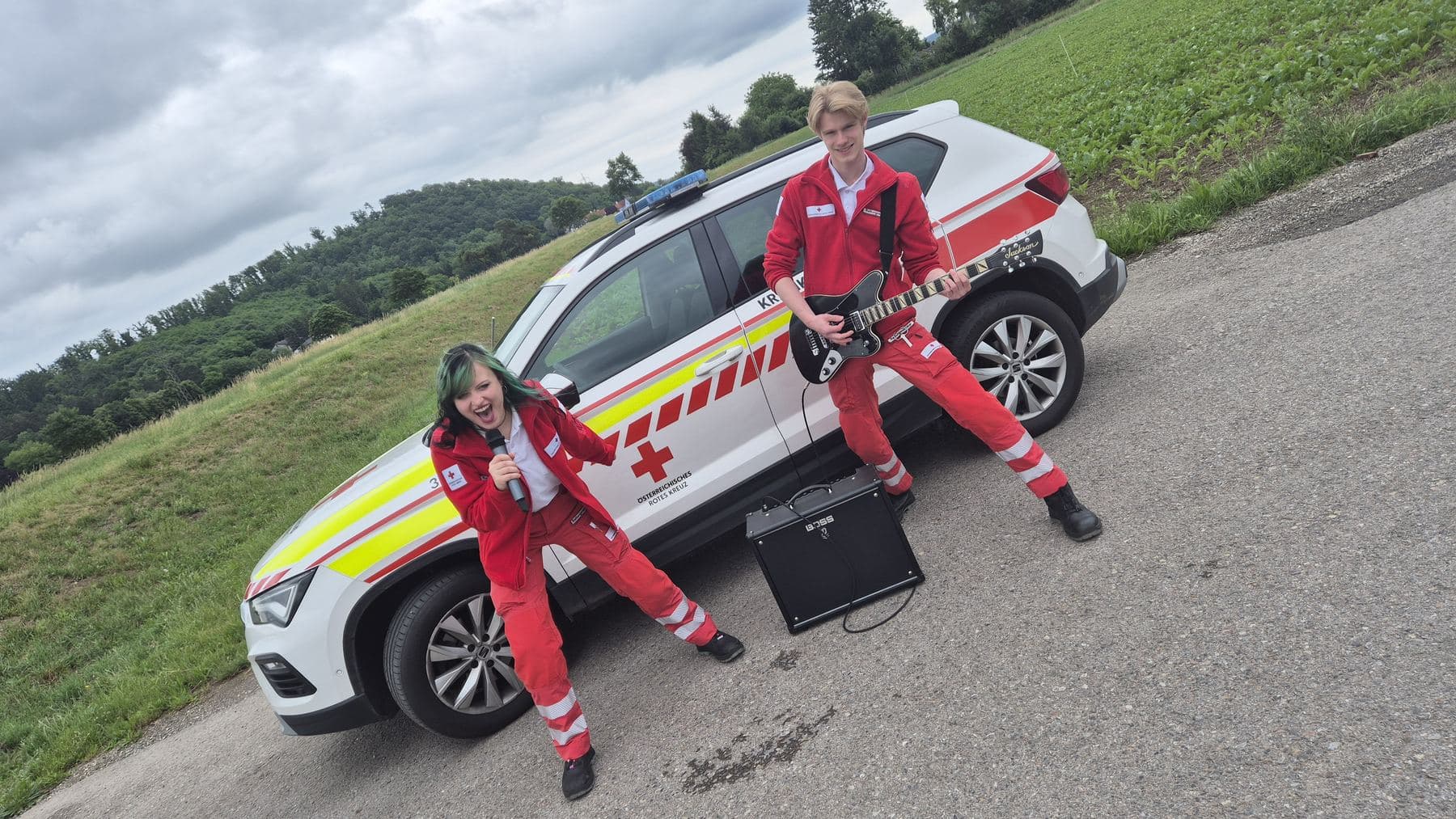 Gekippte Perspektive: Band am Einsatzfahrzeug